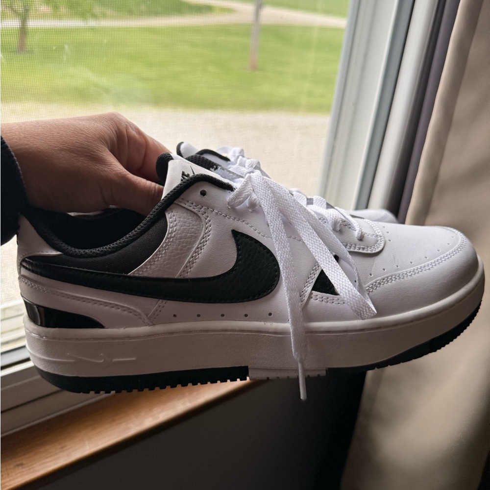 Nike Black and White Sneakers Classic Design NEW NEVER WORN